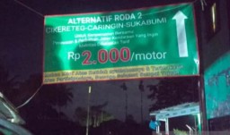Spanduk berisi tarif untuk melintas di Kampung Cibolang, Desa Telukpinang, Kecamatan Ciawi, Kabupaten Bogor, Jawa Barat. (Jabar Memanggil/Antara)