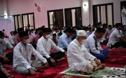 Wakil Presiden Ma'ruf Amin melaksanakan shalat Tarawih bersama para santri di Masjid Agung Penata, Kawasan Pondok Pesantren An Nawawi Tanara (Penata), Serang, Banten, Jumat (24/3/2023). (Jabar Memanggil/Ist)