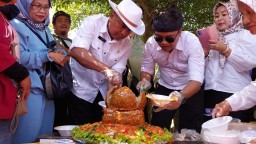 Diskoperindag Sumedang membelah bakso berbentuk monumen lingga seberat 10 kg, Rabu, (10/05/2023) (Memanggil.co/lst)
