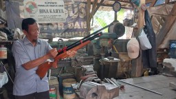 Polda Jabar melaksanakan silaturahmi  sekaligus pembinaan dengan puluhan pengrajin senapan angin yang tergabung dalam Koperasi Bina Karya di Desa Cikeruh, Jatinangor, Sumedang, Jawa Barat, Selasa (16/05/23) (Memanggil.co/lst)