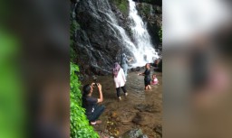 Air terjun di objek wisata Curuq Ciputrawangi Sumedang masih asri. (Jabar Memanggil/Husni Nursyaf)