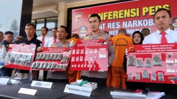 Satuan Reserse Narkoba Polres Sumedang membekuk 8 orang tersangka kasus narkotika. (Jabar Memanggil/ Husni Nursyaf)