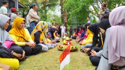 Emak-emak di Garut bersama pihak desa  ikrar tolak bank emok saat memperingati HUT Kemerdekaan RI ke-78. (Jabar Memanggil/ Wildan FM)
