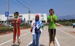 Diah Ketua KORMI Garut, Diah Kurniasari (tengah) bersama dua orang peserta cabor tradisional Egrang. (Memanggil.co/ Wildan Fadilah)