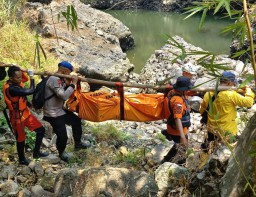 Korban tenggelam di Sungai Cimanuk saat di evakuasi Tim SAR. (Jabar Memanggil/ Husni Nursyaf)