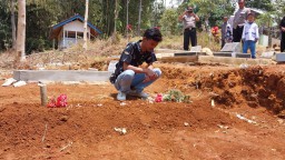 Ardiansyah suami korban, saat berziarah di makam Istrinya yang meninggal bersama bayi yang di kandungannya.( Jabar Memanggil/ Husni Nursyaf)