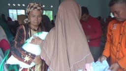 Warga rela antre berjam-jam untuk mendapatkan bantuan beras gratis dari pemerintah Kabupaten Cianjur. ( Jabar Memanggil/ Muchlis Bachtiar)