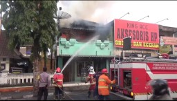 Dinas Pemadam Kebakaran Saat Berusaha Memadamkan Api Yang Menghanguskan Ruko Dua Lantai. (Jabar Memanggil/ Husni Nursyaf)