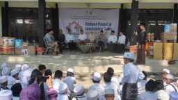 Momen peluncuran buku berjudul 'Ngaji Bareng Abah Yai Muharror Ali', di momen peringatan Hari Santri Nasional (HSN) di Ponpes Khozinatul Ulum, Blora. (Jabar Memanggil)