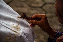 Salah satu proses membatik yang dilakukan perajin dengan menggunakan Canting (Jabar Memanggil/Ist)