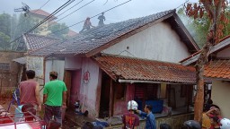Tim Pemadam Kebakaran harus memanjat ke atas atap rumah untuk memadamkan api. (Jabar Memanggil/Husni Nursyaf)