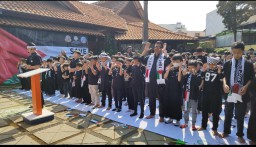Ratusan siswa SD GIS Prima Insani Saat Sholat Gaib Untuk Korban Di Palestina. ( Jabar Memanggil/ Wildan Fadilah)