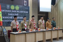 Wakil Bupati Sumedang Erwan Setiawan Melakukan Pengukuhan dan Pelantikan SAKA SAR Kwarcab Sumedang. (Jabar Memanggil/ Husni Nursyaf)