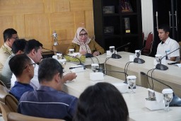 Sekda Kota Bogor, Syarifah Sofia, bersama Tim Pengendalian Inflasi Daerah (TPID) Kota Bogor bersama Bulog dan Badan Pangan Nasional (Bapanas) menggelar monitoring evaluasi (monev) Stabilisasi Pasokan dan Harga Pangan Beras. ( Jabar Memanggil/ IST)