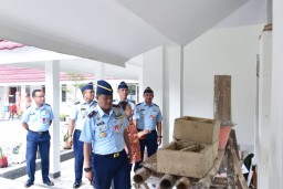 Danlanud Atang Sendjaja Bogor, Marsma TNI Taufiq Arasj, saat meninjau sarana dan prasarana di Komplek Sekolah Angkasa Bogor. ( Jabar Memanggil/ IST)
