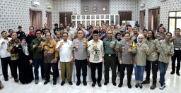 Menyambut masa kampanye Pemilu 2024, Polres Metro Depok menggelar deklarasi anti hoaks di Mapolres Metro Depok, Kamis (09/11/2023). ( Jabar Memanggil/ S.Agung)