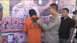 W, Seorang Ayah di Sukabumi, dibekuk Satreskrim Polres Sukabumi setelah tega menganiaya anak perempuannya yang masih berusia 6 tahuh, Lantara tak terima istrinya selingkuh di Luar Negeri. ( Jabar Memanggil/ Putra H) 
