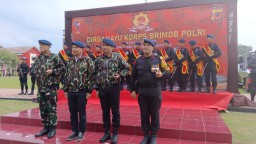 PJ Gubernur Jabar Bey Machmudin diberikan gelar warga kehormatan Brigade Mobil. (Jabar Memanggil/Husni Nursyaf)