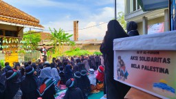 Suasana Ratusan Siswa SDIT Al-Furqan Saat Mengikuti Aksi Palestina Di Halaman Sekolah. (Jabar Memanggil/ Wildan Fadilah)