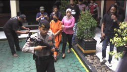 Terduga Pelaku Seorang Ibu Rumah Tangga PS 28 tahun diamankan polisi usai membunuh penagih utang.( Jabar Memanggil/ Putra Haeruman)