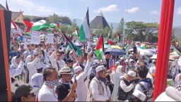 Aksi bela Palestina, ribuan massa berkumpul di lapangan pusat pemerintahan Sumedang. (Jabar Memanggil/Husni Nursyaf)