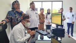 Ketua Mahkamah Agung RI Syarifuddin  memakai batik biru saat meninjau langsung gedung arsip. (Jabar Memamggil/ Husni Nursyaf)