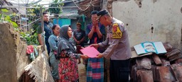 Kapolsek Parung Kuda Sukabumi, Kompol Iman Prayitno menyerahkan bantuan kepada korban ledakan tabung gas. (Jabar Memanggil/ P. Haeruman)