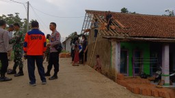 BPBD, TNI Polri saat meninjau langsung Desa Cijeruk,Kecamatannya Pamulihan, Kabupaten Sumedang. Yang terkena bencana Angin puting beliung. ( Jabar Memanggil/Husni Nursyaf)