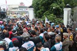 Ratusan buruh berunjuk rasa di depan pendopo Kabupaten Sukabumi. (Jabar Memanggil/P. Haeruman)
