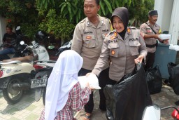Anggota polres sukabumi kota bagikan makanan kepada warga dalam jumat berkah. (Jabar Memanggil/P. Haeruman)