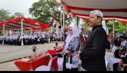 Kepala Dinas Pendidikan Kabupaten Garut, Ade Manadin bersama Sejumlah Guru Saat Mengibarkan Bendera Palestina. (Jabar Memanggil/Wildan Fadilah)
