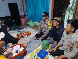 Kapolsek Nagrak, Sukabumi, IPTU Putra Hidayat salurkan bantuan dari Kapolres Sukabuni AKBP Maruly Pardede kepada keluarga terdampak longsor. (Jabar Memanggil/ ist)