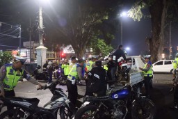 Patroli Gabungan TNI/ Polri Skala besar mulai gencar di gelar di Kota Sukabumi untuk menjaga kondusifitas jelang pilkada serentak. ( Jabar Memanggil/ Ist)