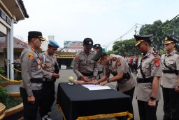 Sejumlah Perwira Utama dan Kapolsek di Lingkung Polres Sukabumi Kota lakukan penandatangan surat rotasi. ( Jabar Memanggil/ P. Haeruman)