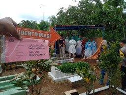 Tim Forensik Polri saat melakukan Ekshumasi Korban Ledakan Tabung Gas di Cibadak Sukabumi.( Jabar Memanggil/ Ist)
