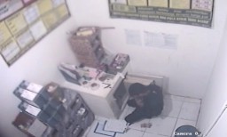 Aksi RS, pegawai minimarket di depok yang berhasil terekam CCTV saat membobol lemari brankas yang berisi uang Rp.43 Juta. ( Jabar Memanggil/ ist)