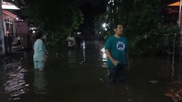 Warga Perumahan Tirta Mandala Depok terjang banjir yang menggenangi lingkunganya. ( Jabar Memanggil/ Sidharta Agung)