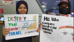Dengan membentangkan poster kecamanan terhadap Zionis Israel peserta aksi asal Bogor ini berangkat ke Jakarta dengan menggunakan KRL Commuterline dari Stasiun Bogor. ( Jabar Memanggil/ Y. Irawan)