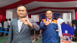 Nurdin, Wakasek SMKN 1 Garut memperlihatkan tinta usai mencoblos. (Jabar Memanggil/Wildan Fadhila)