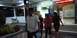 Kepala Seksi Intelejen Kejaksaan Negeri Garut, Jaya P Sitompul bersama tim  saat menggiring tersangka untuk dibawa ke rutan. (Jabar Memanggil/ Wildan Fadhila)