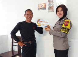 Sejumlah anggota Polsek Warudoyong Polres Sukabumi Kota membagikan brosur seruan pemilu damai kepada warga. ( Jabar Memanggil/ist)