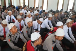 Personil Polisi Resort Sukabumai dalam mengikuti Binrohtal di Masjid Ad durachman Mapolres  Sukabumi. (Jabar Memanggil/P. Haeruman)