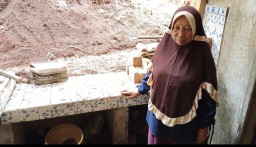 Pemilik Rumah Mimin mintarsih saat melihat dapur yang rusak para akibat longsor. ( Jabar Memanggil/ Husni Nursyaf)