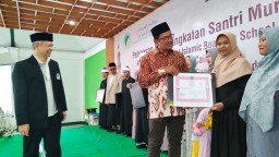 Wakil Bupati Garut, Helmi Budiman Bersama Pihak Yayasan Menyerahkan Salah Satu Berkas Kepada Santri Yang Akan Diberangkatkan ke Universitas Al-Azhar. ( Jabar Memanggil/ Wildan Fadilah)
