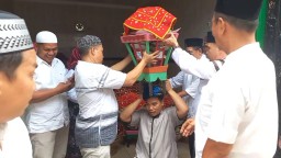 Tradisi menyajikan makanan ( Bajamba) yang masih dipertahankan Warga Sumatera barat diperantauan. ( Jabar Memanggil/ Sidharta Agung)