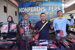 Polisi Sukabumi Kota menunjukan Bmbarangbukti senjata tajam yang diduga digunakan pelaku untuk menganiaya korban. ( Jabar Memanggil/ P. Haeruman)