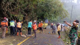 Tim dari BPBD Sumedang ,dibantu TNI-Polri  dan relawan membersihkan Pohon tumbang di nasional Pamulihan, Cadas Pangeran. ( Jabar Memanggil/Husni Nursyaf)
