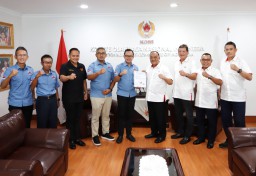 Ketua Umun ALTI, Bima Arya didampingi Ketua KONI Kota Bogor, Beninnu Argoebie, dan jajarannya saat menemui Ketua Umum KONI Pusst, Letjen TNI (Purn) Marciano Norman, di Jakarta, Selasa ( 5/12/2023). ( Jabar Memanggil/ ist)