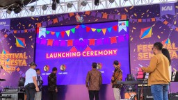 Vice President Of CSR KAI, Tatang Kusdiman bersama Asda I saat membuka Festival Semesta 2023. ( Jabar Memanggil/ Wildan Fadilah)