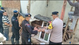 Anggota Polisi berjibaku salurkan bantuan untuk korban bencana gempa bumi di Sukabumi. ( Jabar Memanggil/ P. Haeruman)